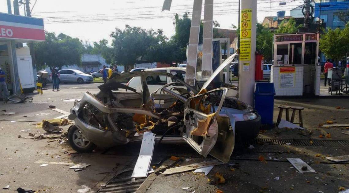 Um Celta ficou destroçado com explosão durante abastecimento com GNV em posto de Campos