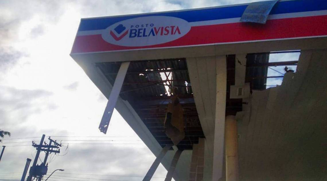 O teto do posto ficou danificado com o impacto da explosão de um Celta durante abastecimento com GNV