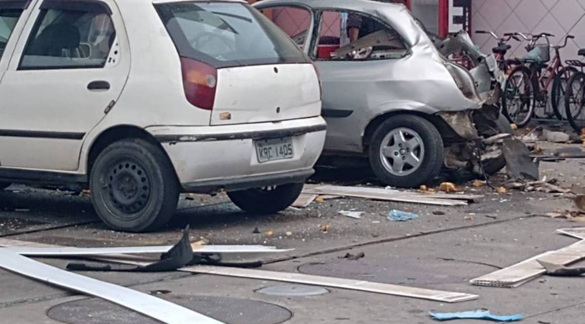 Um Celta ficou destroçado com explosão durante abastecimento com GNV em posto de Campos