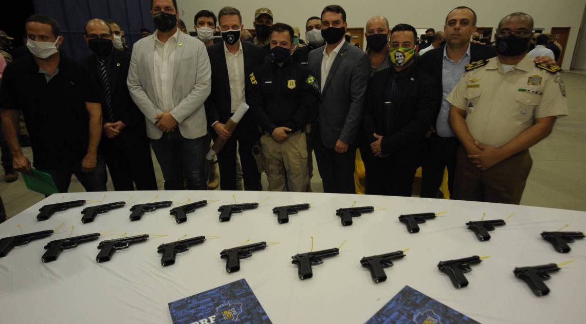 Pistolas cedidas pela PRF - Marco Antonio Rezende / Prefeitura do Rio