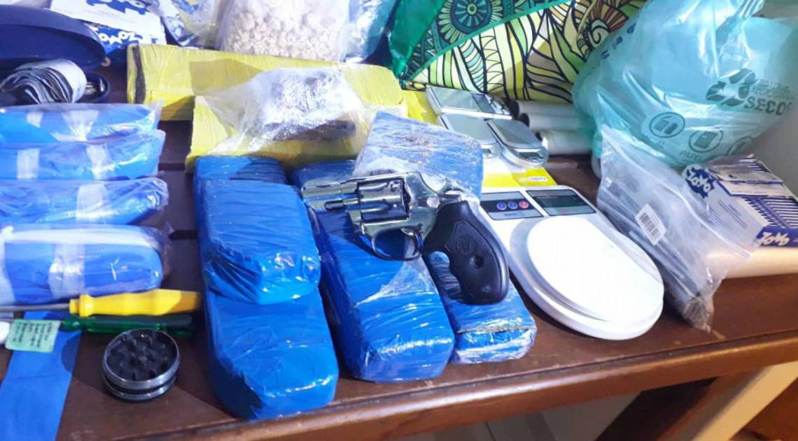 Polícia Militar encontrou grande quantidade de drogas com cadáver em apartamento da Pelinca, bairro nobre de Campos - Divulgação Polícia Militar