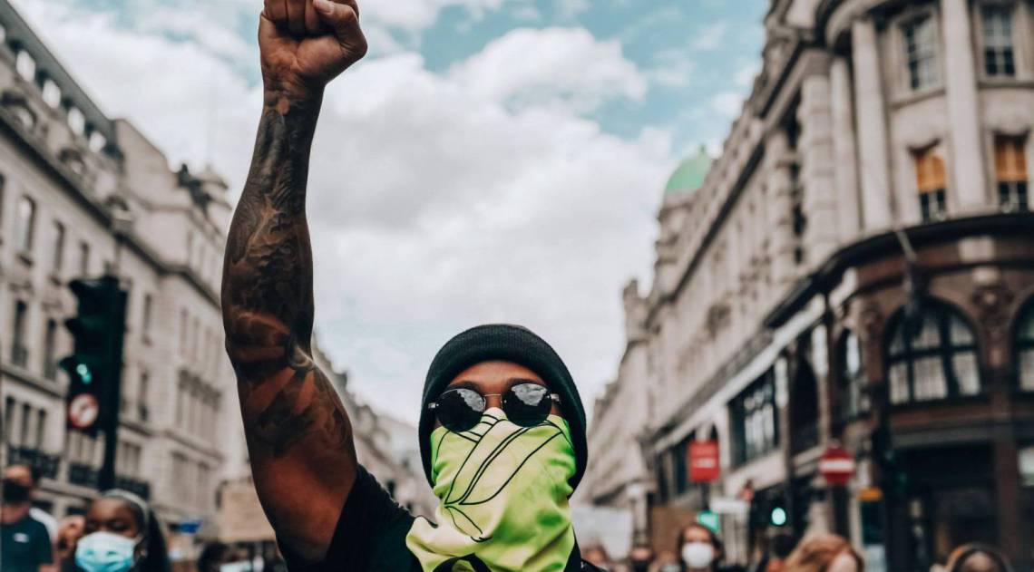 Piloto Lewis Hamilton: movimentos antirracistas ganham força
