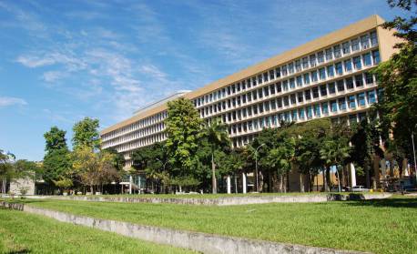 Teto do Centro de Ciências da Saúde da UFRJ desaba e assusta estudantes