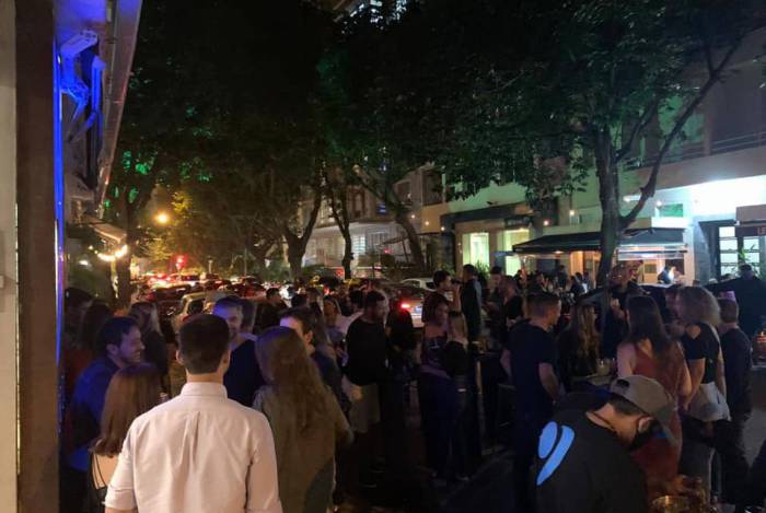 Internautas publicaram imagens da aglomeração no Leblon na primeira noite de reabertura dos bares