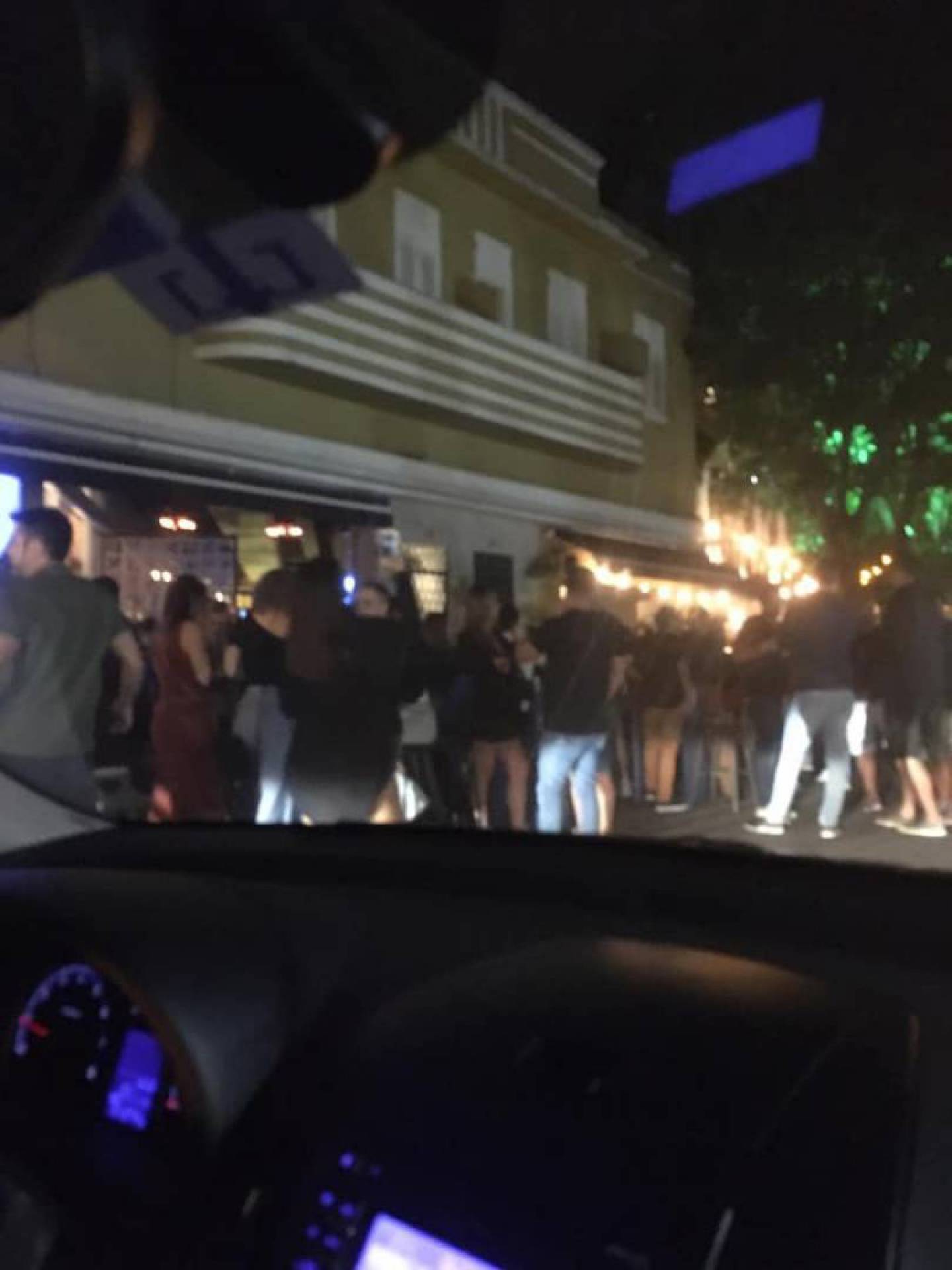 Reabertura de bares é marcada por aglomeração