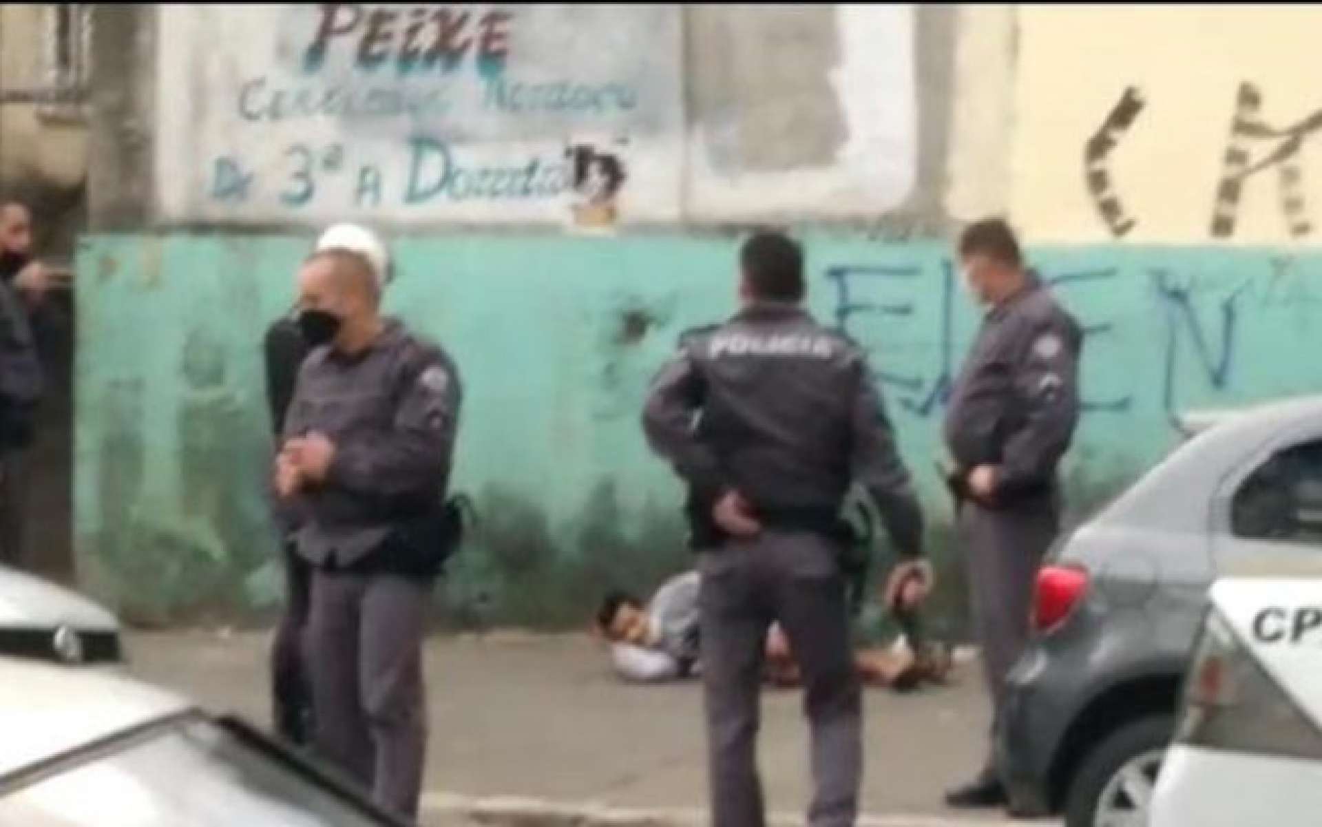 Homem leva tiro da PM após decapitar uma pessoa e tentar fugir com a ...