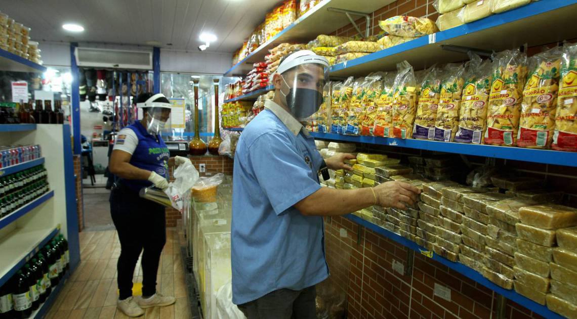 Rio - 04/07/2020 - Covid19 -  Reabertura do Centro de Tradiçoes Nordestinas,No Pavilhao de Sao Cristovao. Na foto, Edvando Freitas Costa, o 