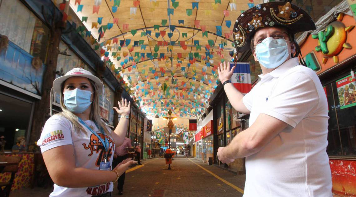 Rio - 04/07/2020 - Covid19 -  Reabertura do Centro de Tradiçoes Nordestinas,No Pavilhao de Sao Cristovao. Na foto,Magna Fernandes, Gestora Municipal da Feira e o SeCultura do Município do Rio,Adolpho Conder.cretário de Cultura do Município do Rio.  Fotos: Estefan Radovicz /  agencia O Dia
      Byline