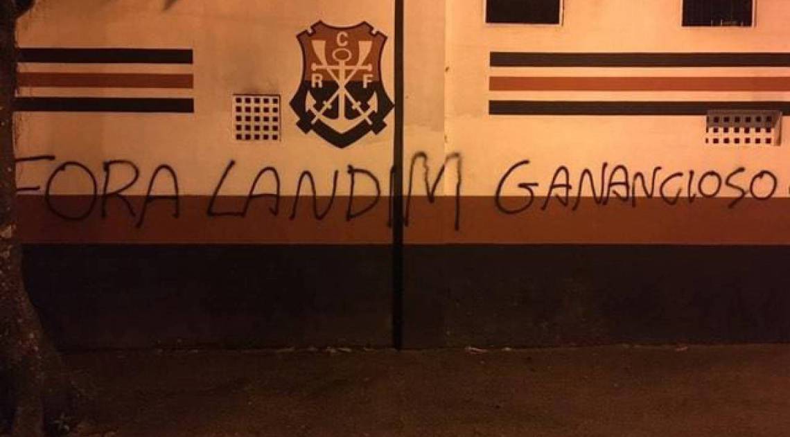 Muros da Gávea são pichados após Flamengo cobrar por transmissão