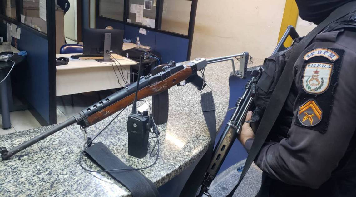 Fuzil apreendido depois de intenso tiroteio no Engenho, na madrugada de sábado (4) para domingo (5)