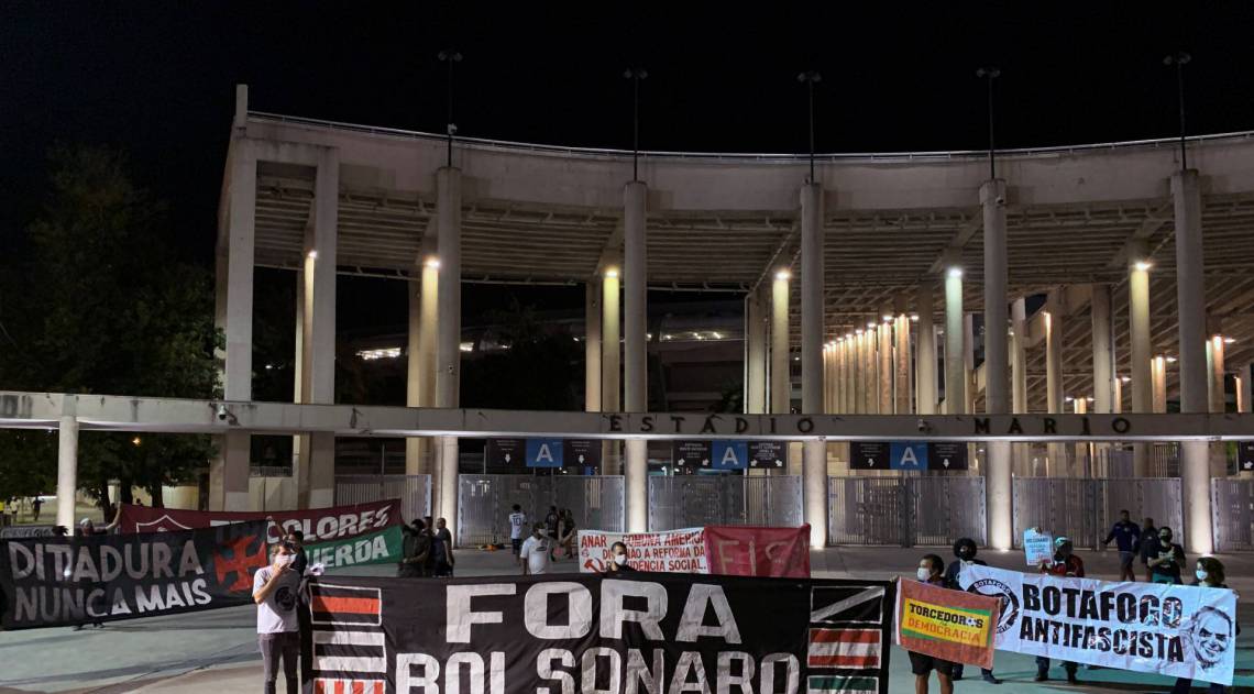 Torcedores protestam contra Bolsonaro em frente ao Maracanã antes de Flamengo x Bangu em junho