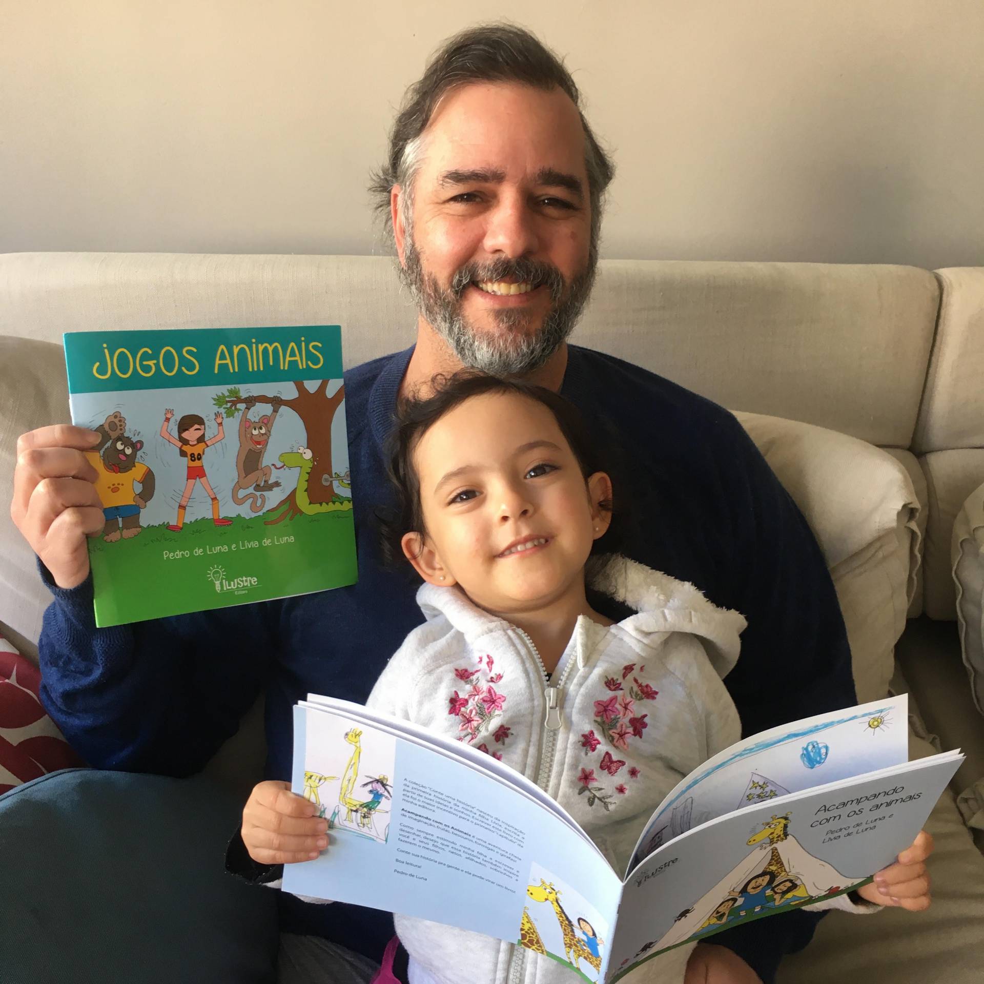 Pedro de Luna e Julia com os livros de Lívia
