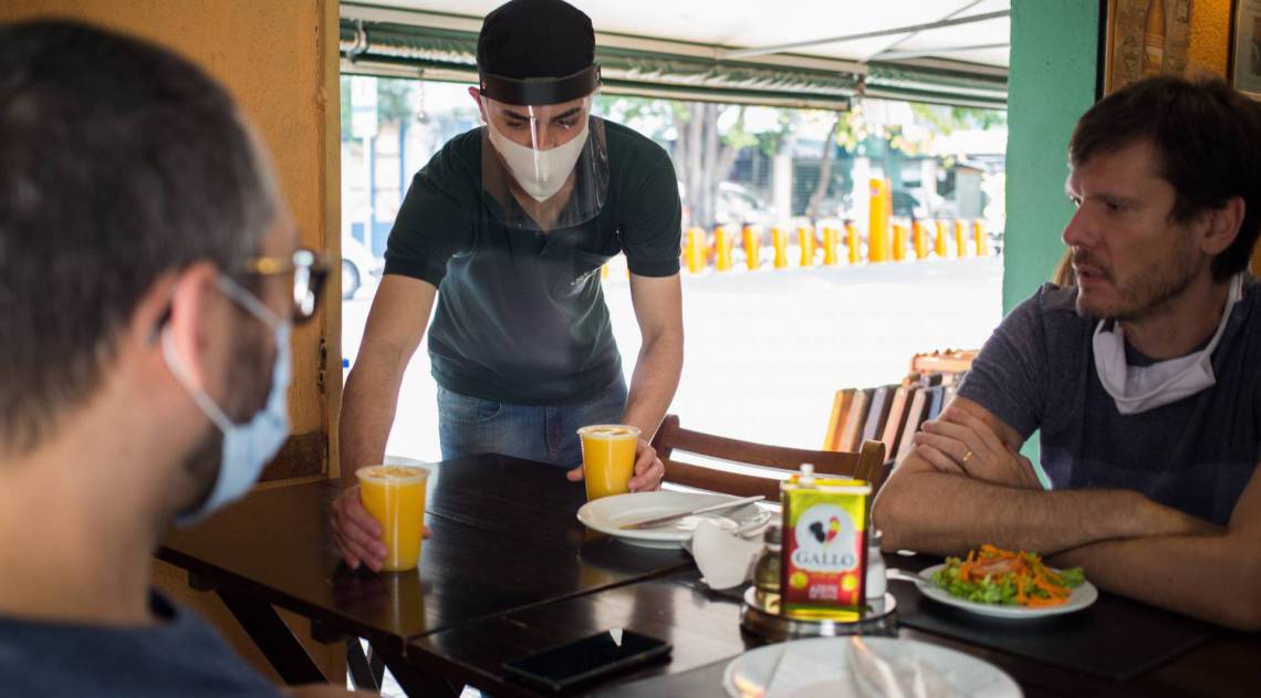 TQ S&Atilde;O PAULO 06.07.2020 METR&Atilde;POLE COVID-19 CORONAV&Atilde;.RUS Bar e restaurante Cacha&Atilde;&sect;a e Cia na Rua dos Pinheiros. Reabertura de bares e restaurantes na cidade de S&Atilde;&pound;o Paulo com hor&Atilde;&iexcl;rio determinado das 11h &Atilde;&nbsp;s 17h. FOTO TIAGO QUEIROZ / ESTAD&Atilde;O