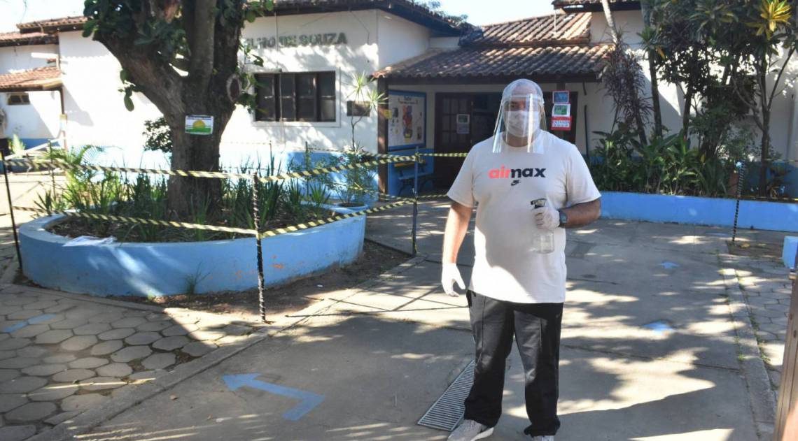 Alcool 70 está sendo disponibilizado para higienização das mãos na entrada da unidade de ensino