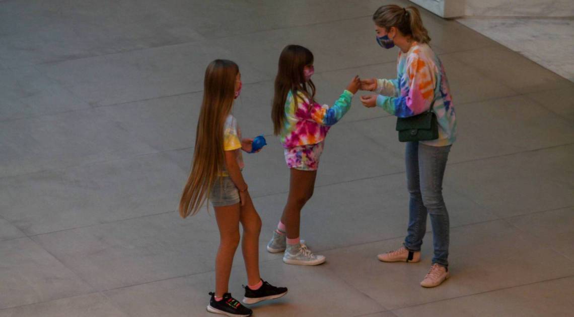 Grazi Massafera no shopping com a filha, Sofia, e uma amiguinha dela