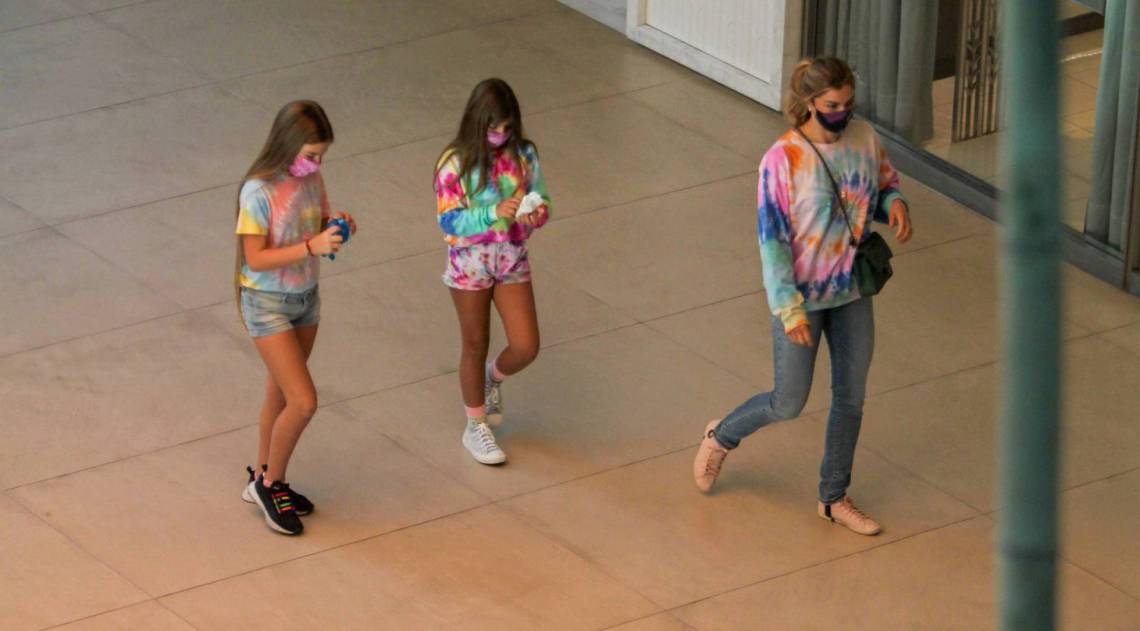 Grazi Massafera vai ao shopping com a filha, Sofia, e uma amiguinha dela