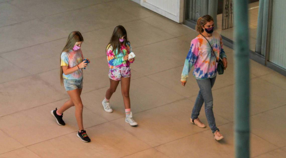 Grazi Massafera vai ao shopping com a filha, Sofia, e uma amiguinha dela