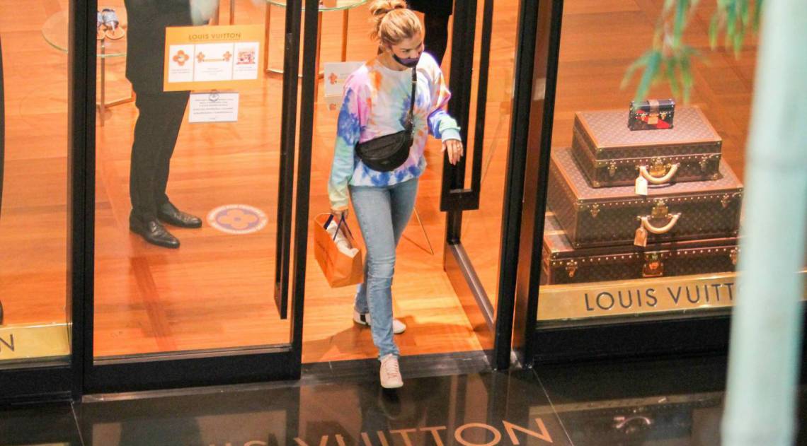 Grazi Massafera vai ao shopping com a filha, Sofia, e uma amiguinha dela