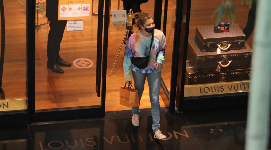 Grazi Massafera vai ao shopping com a filha, Sofia, e uma amiguinha dela