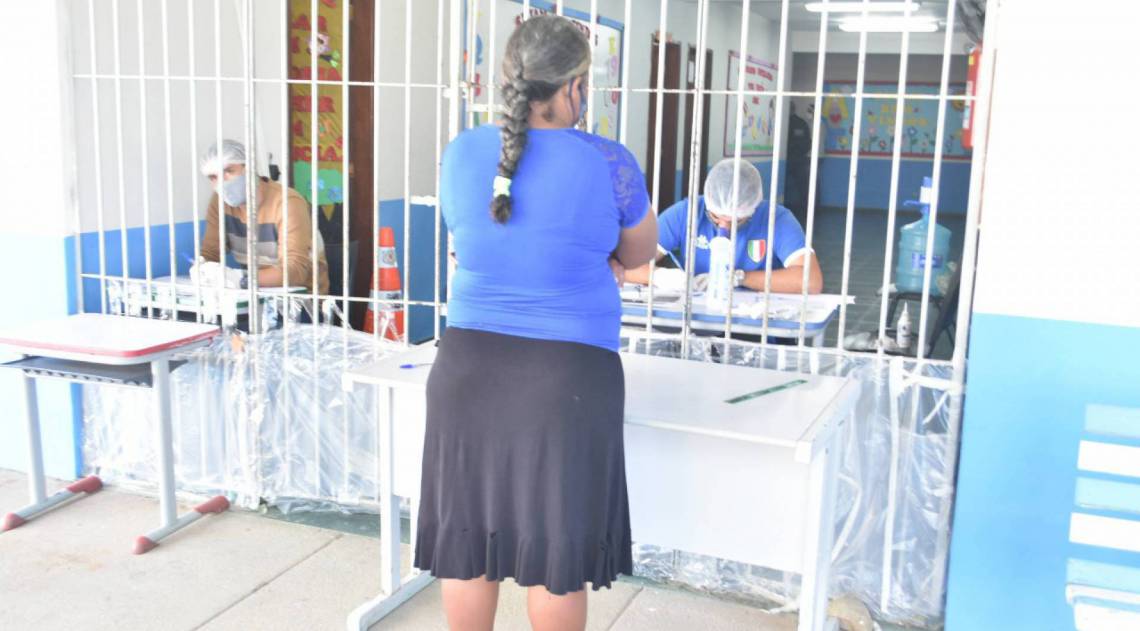 O distanciamento e demais regras de prevenção estão sendo seguidos pelas escolas na entrega dos alimentos