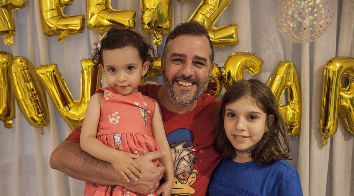 Pedro de Luna com Julia e Lívia - Divulgação / Gustavo Stephan