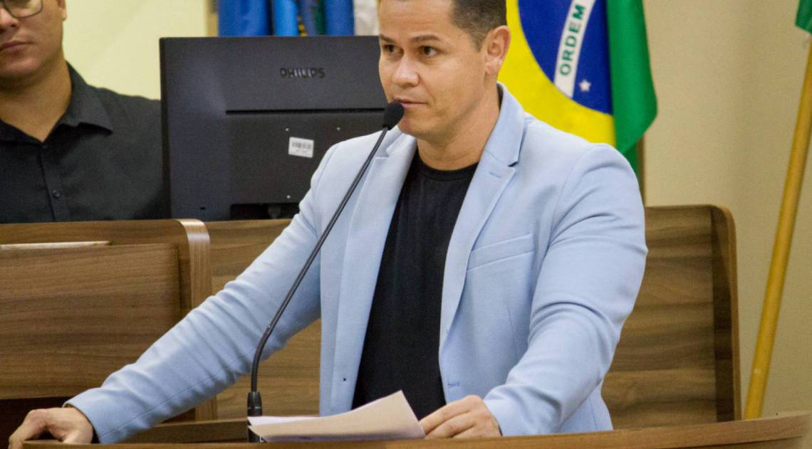 Vereador-relator Vinícius Alves no plenário da Câmara: 