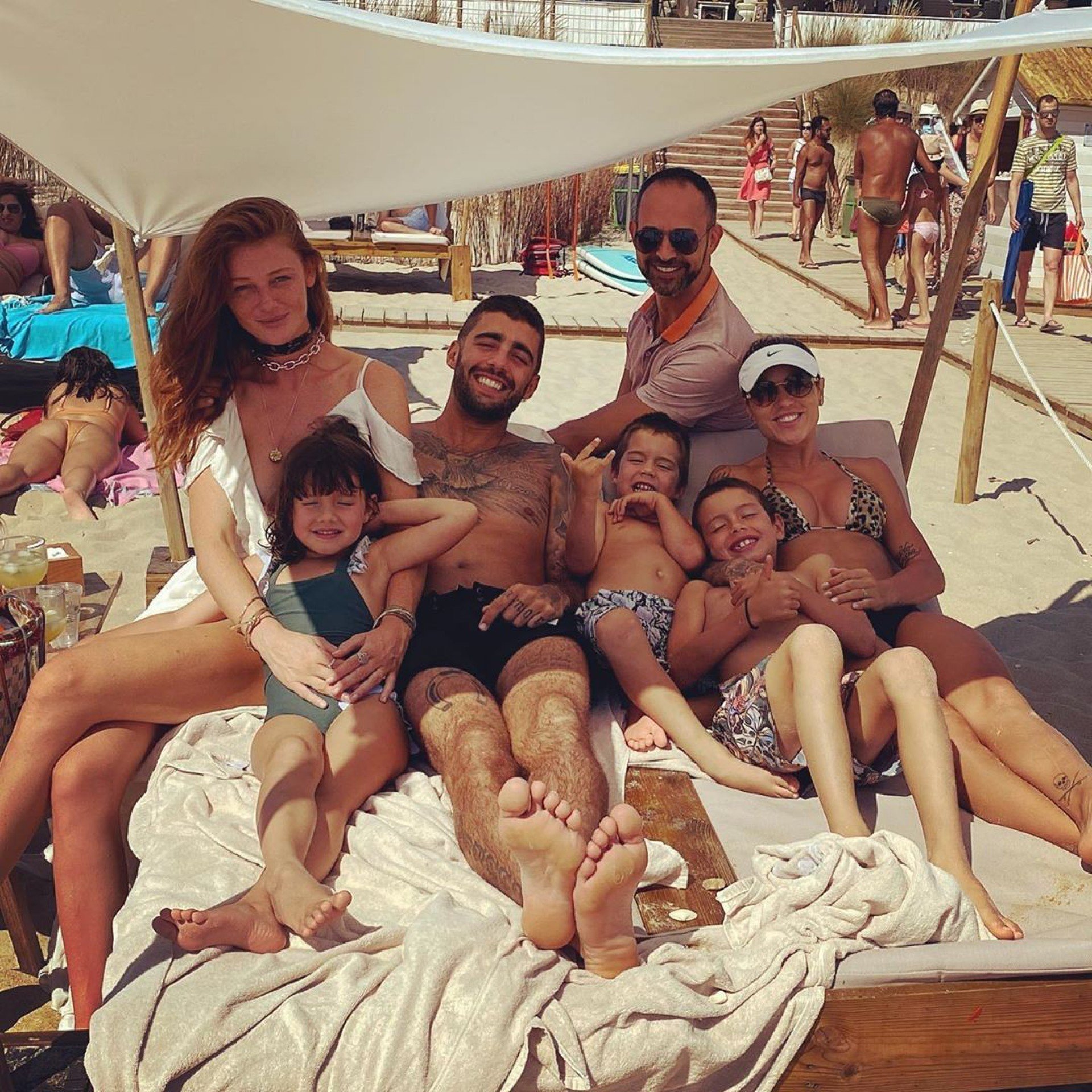 Pedro Scooby posta foto com a mulher, Cinthia Dicker, e os filhos, Bem, Dom e Liz, em praia de Portugal - Reprodução Internet
