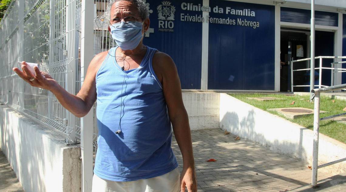 Rio - 07/07/2020 - Covid19 - Coronavirus - Distribuição e falta de alguns madicamentos empostos de saúde do Rio. Na foto, o Senhor, Paulo Gregório, na Clinicz da Família, Erivaldo Fernandes da Nóbrega, no Méier. Foto:Estefan Radovicz / Agência O Dia
      Byline - Estefan Radovicz / Agência O Dia