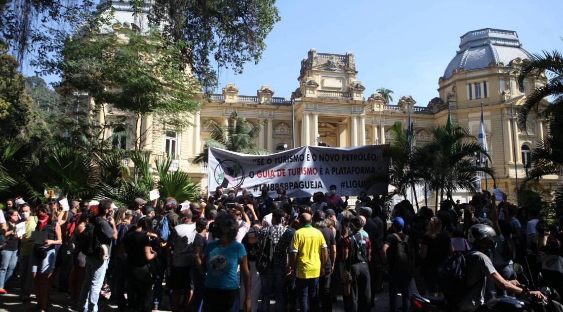Rio, 07/07/2020 - COVID 19 - CORONAVIRUS - Manifestacao dos proficionais do setor de turismo, na porta do Palacio Guanabara. coronavirusrio. Foto: Ricardo Cassiano/Agencia O Dia