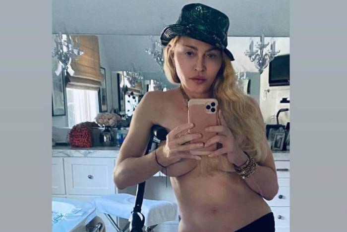 Madonna faz topless no banheiro de sua mansão - Reprodução Internet
