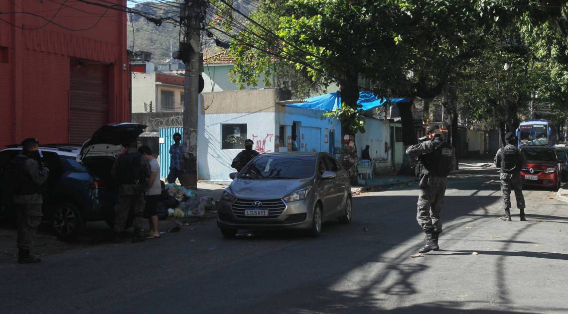 Rio - 08/07/2020 - Policiais da Rocam, fazem revistas em motoristas de carros de passeion e em caminÃµes de cargas na rua BarÃ£o. principal entrada para a comunidade de mesmo nome na PraÃ§a Seca, em JacarepaguÃ¡.      Foto: Estefan Radovicz / AgÃªncia O Dia 
      Byline