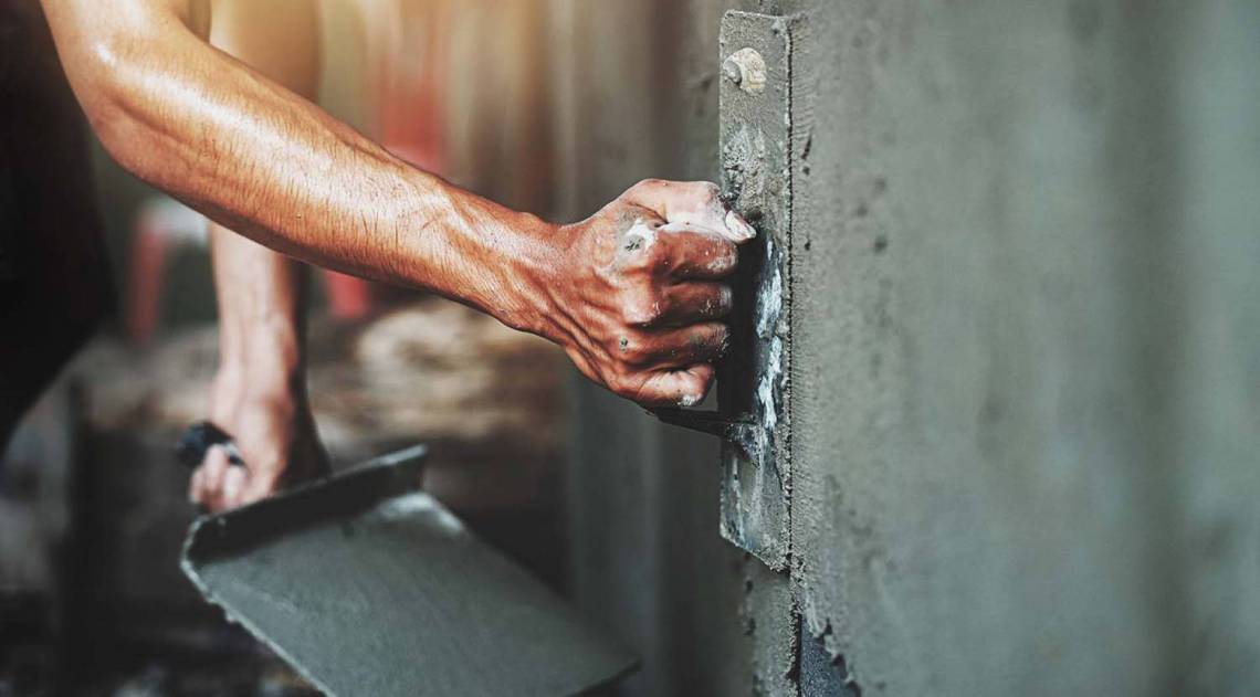 A autoconstru&ccedil;&atilde;o (residencial e comercial) e as obras de empreendimentos respondem por, aproximadamente, 80% do consumo de cimento no pa&iacute;s - Freepik