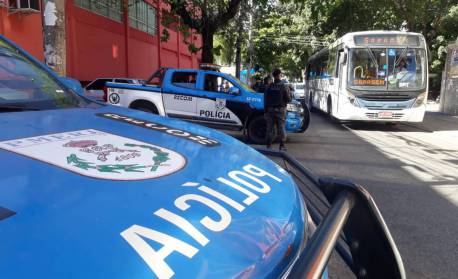 Tiroteio entre traficantes e milicianos assusta moradores da Praça Seca; polícia faz operação na região