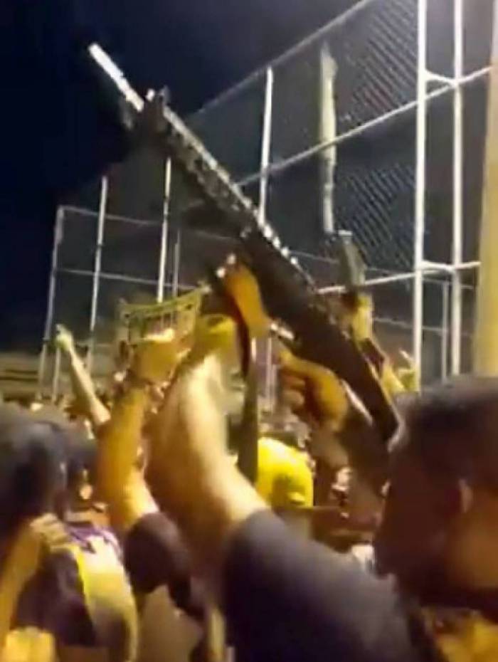Presos integrantes de grupo de bate-bola que estavam em festa da mil&iacute;cia no Tanque