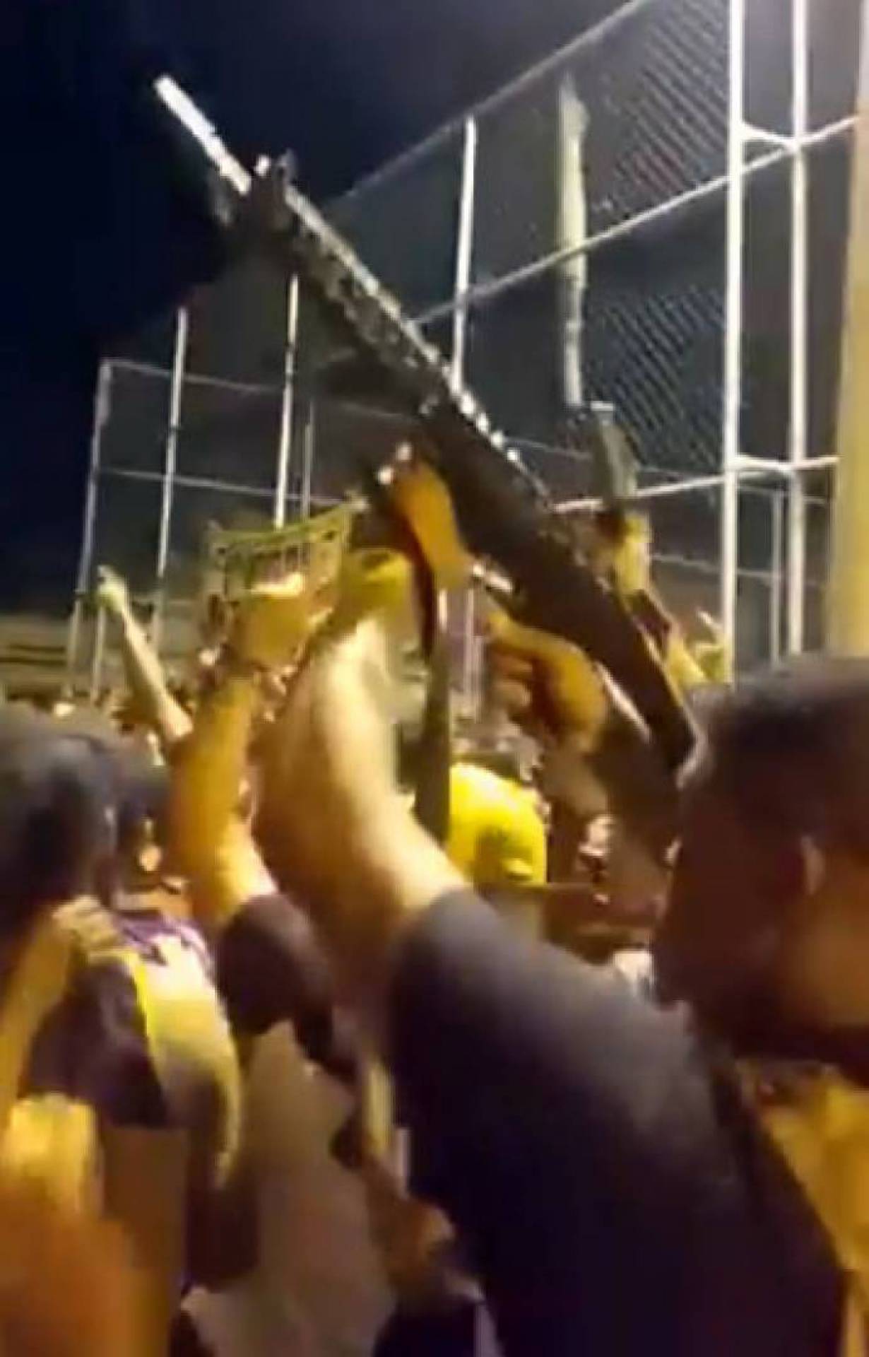 Festa teve a presença de homens fortemente armados, que fizeram disparos de tiros no meio da multidão - reprodução