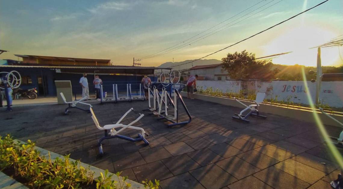 O espaço, conta com área de lazer completa, quadra poliesportiva, equipamentos para a prática de exercício físico, campo de futebol e brinquedos infantis.