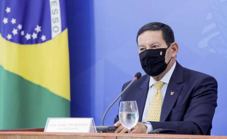 Mourão diz que corrida por vacina causa problema no mundo e critica 'fura-filas'