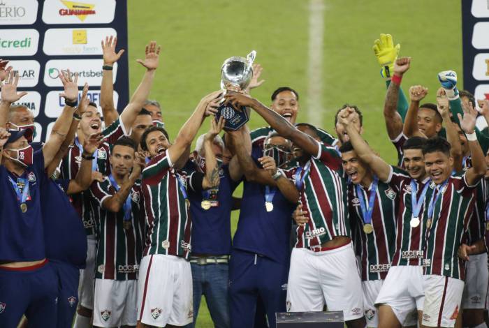 Os tricolores erguem a Taça Rio: a comemoração do título foi no estilo 'velho normal'