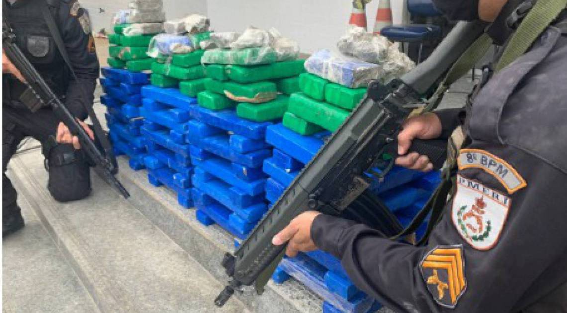 Policiais militares do 8ºBPM apreenderam quase 100kg de maconha numa casa abandonada no bairro Aeroporto, em Campos - Divulgação 8ºBPM