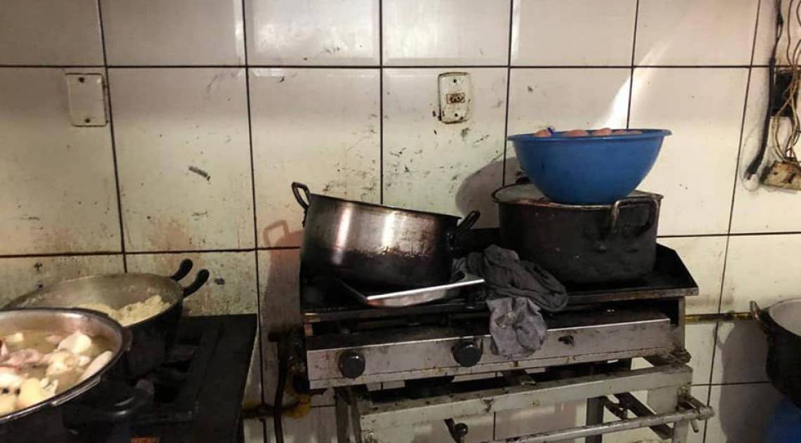Interdição de um restaurante irregular no Centro de Búzios  - Procon e Vigilância Sanitária de Búzios 