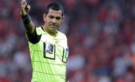 Árbitro da semifinal coleciona polêmicas em Flamengo x Fluminense