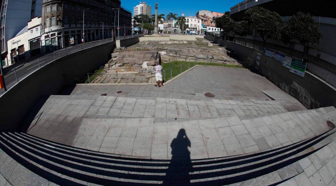 Rio de Janeiro - RJ  - 11/07/2020 - COVID 19 - Coronavirus no Rio - Lavagem do Cais do Valongo - Foto Gilvan de Souza / Agencia O Dia