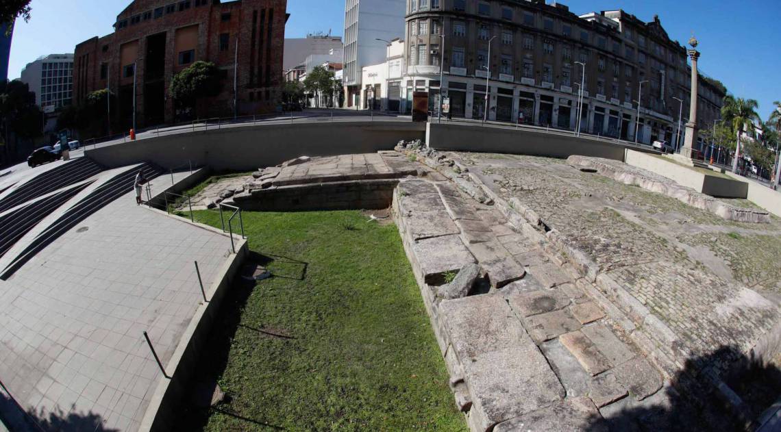 Rio de Janeiro - RJ  - 11/07/2020 - COVID 19 - Coronavirus no Rio - Lavagem do Cais do Valongo - Foto Gilvan de Souza / Agencia O Dia