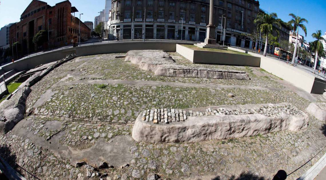 Rio de Janeiro - RJ  - 11/07/2020 - COVID 19 - Coronavirus no Rio - Lavagem do Cais do Valongo - Foto Gilvan de Souza / Agencia O Dia