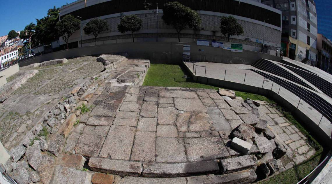 Rio de Janeiro - RJ  - 11/07/2020 - COVID 19 - Coronavirus no Rio - Lavagem do Cais do Valongo - Foto Gilvan de Souza / Agencia O Dia