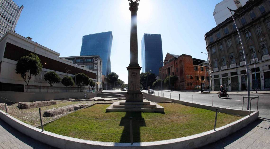 Rio de Janeiro - RJ  - 11/07/2020 - COVID 19 - Coronavirus no Rio - Lavagem do Cais do Valongo - Foto Gilvan de Souza / Agencia O Dia