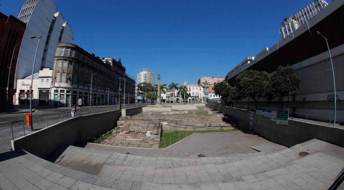 Rio de Janeiro - RJ  - 11/07/2020 - COVID 19 - Coronavirus no Rio - Lavagem do Cais do Valongo - Foto Gilvan de Souza / Agencia O Dia - Gilvan de Souza / Agencia O Dia