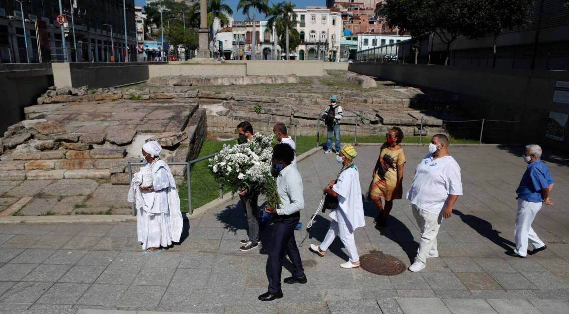 Rio de Janeiro - RJ  - 11/07/2020 - COVID 19 - Coronavirus no Rio - Lavagem do Cais do Valongo - Foto Gilvan de Souza / Agencia O Dia