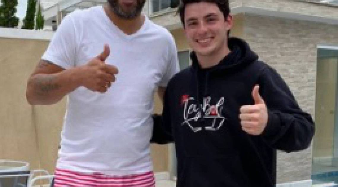 Adriano volta a usar a aliança