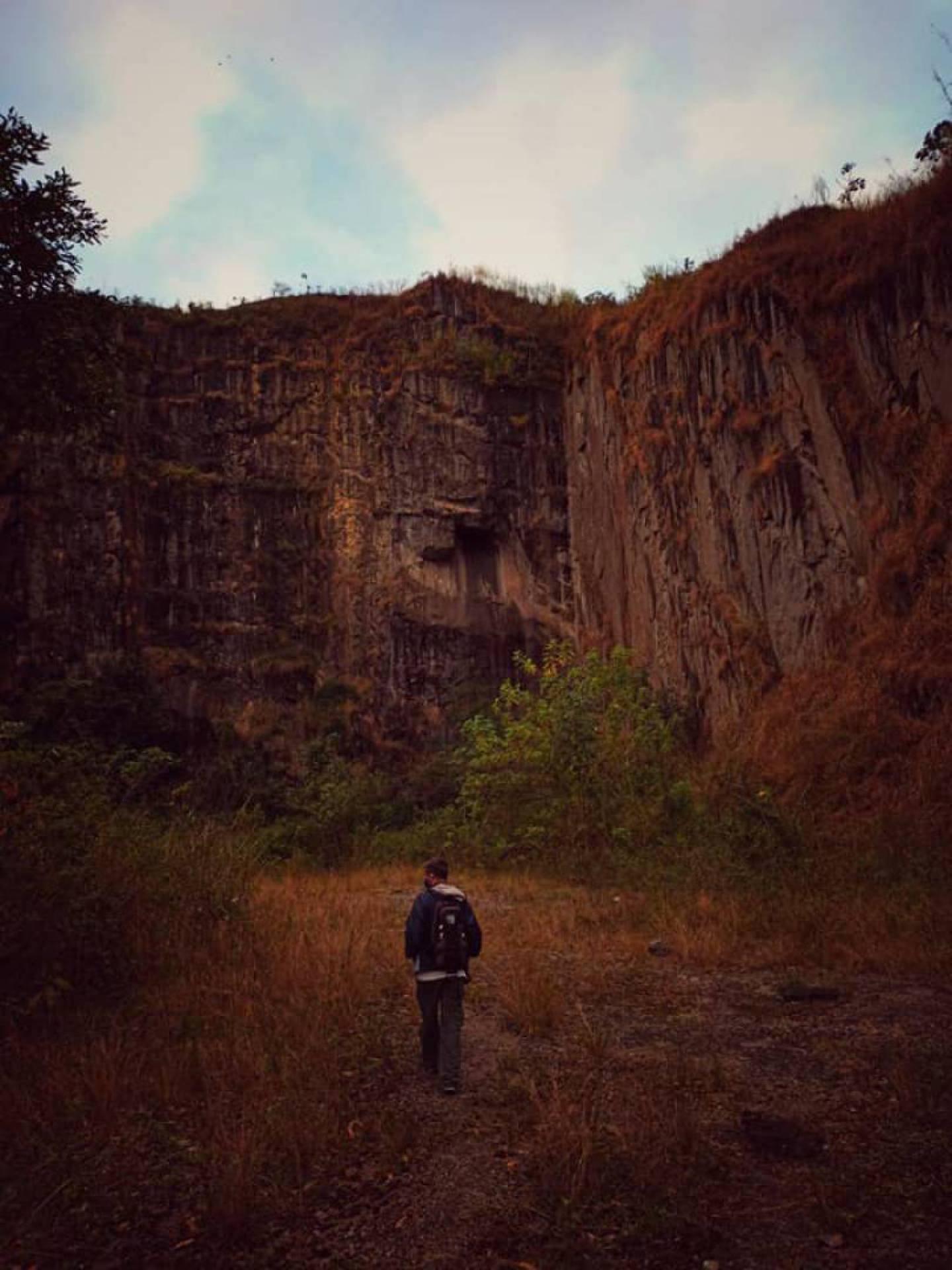 Pesquisadores na pedreira da Voldac, em Volta Redonda - Michel Bastos